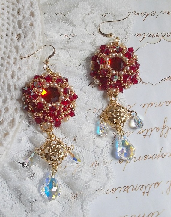 BO Rubis brodées avec des cristaux de Sawarovski, des perles nacrée, des estampes filigranées et des crochets d'oreilles en Gold Filled 14 carats