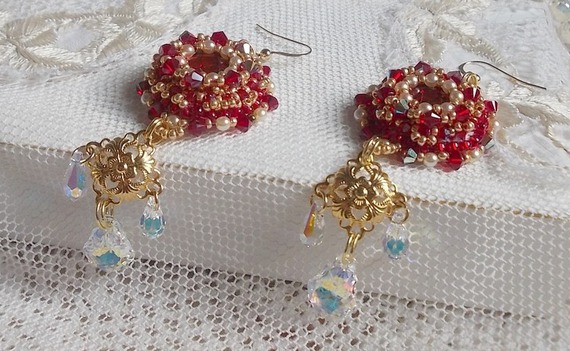 BO Rubis brodées avec des cristaux de Sawarovski, des perles nacrée, des estampes filigranées et des crochets d'oreilles en Gold Filled 14 carats