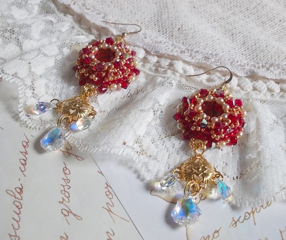 BO Rubis brodées avec des cristaux de Sawarovski, des perles nacrée, des estampes filigranées et des crochets d'oreilles en Gold Filled 14 carats