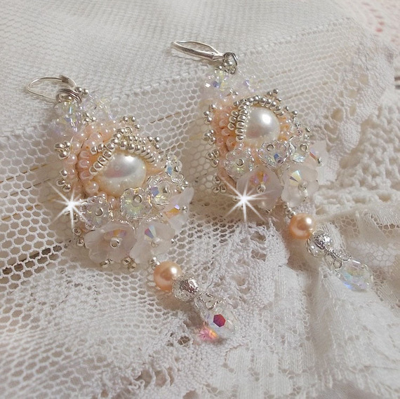 BO Bouquet d'un Jour brodées avec des cristaux de Swarovski, des fleurs Lucites blanches, des perles rondes nacrées et des dormeuses en argent 925/1000