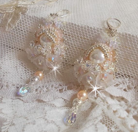 BO Bouquet d'un Jour brodées avec des cristaux de Swarovski, des fleurs Lucites blanches, des perles rondes nacrées et des dormeuses en argent 925/1000