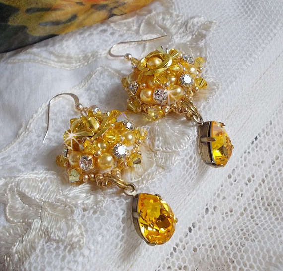BO Sunflower Gold brodées avec des cabochons cristal Jaune, perles nacrées, toupies, chatons, cabochons roses Dorés Métal et rocailles. Le tout est monté sur des crochets Gold Filled. 