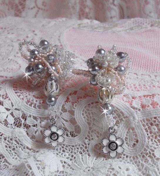 BO façon Coco avec des perles rondes nacrées grises en Cristal de Swarovski, des breloques émaillées noires et grises et des crochets d'oreilles en argent 925/1000