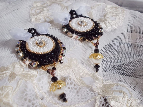BO Noir Sacré Haute-Couture brodées avec une dentelle noire vintage ancienne, des Cristaux de Swarovski, des facettes et des rocailles