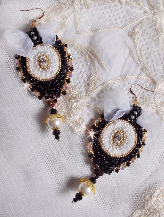 BO Noir Sacré Haute-Couture brodées avec une dentelle noire vintage ancienne, des Cristaux de Swarovski, des facettes et des rocailles