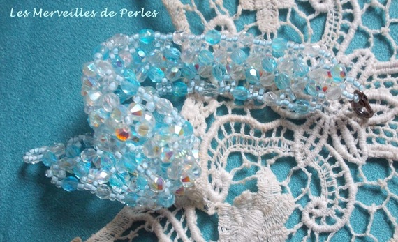 Bracelet Crystal Blue avec des facettes et des toupies en crystal de Swarovski