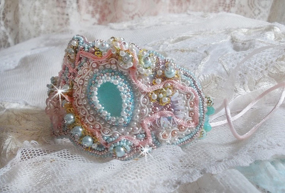 Bracelet Dentelle Menthe manchette Haute-Couture brodé avec des Cristaux de Swarovski, des perles en verre de bohème, des rocailles et des fleurs Lucite en résine