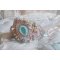 Bracelet Dentelle Menthe manchette Haute-Couture brodé avec des Cristaux de Swarovski, des perles en verre de bohème, des rocailles et des fleurs Lucite en résine
