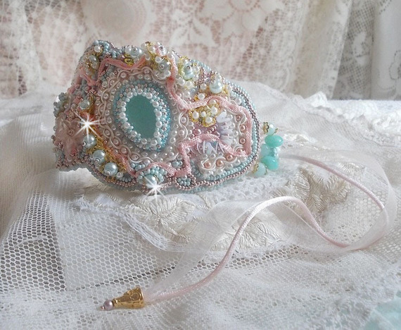 Bracelet Dentelle Menthe manchette Haute-Couture brodé avec des Cristaux de Swarovski, des perles en verre de bohème, des rocailles et des fleurs Lucite en résine