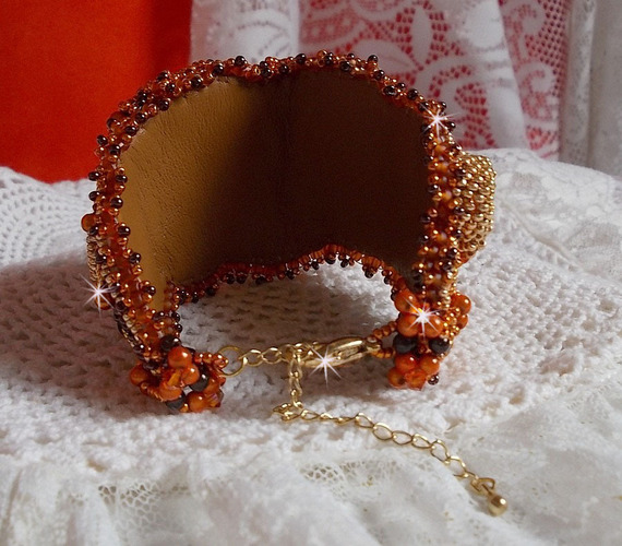 Bracelet Lady in Orange manchette Haute-Couture brodé avec des cristaux de Swarovski et des rocailles Miyuki.