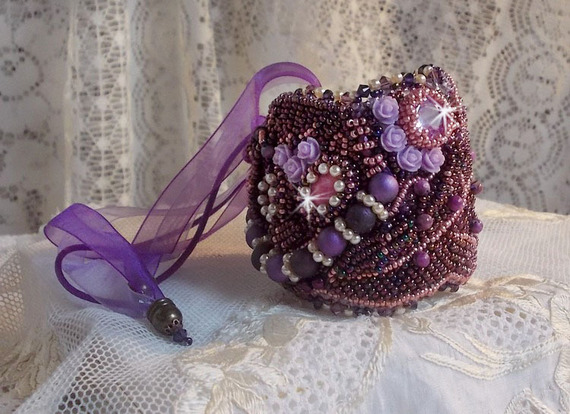 Bracelet Chinese Purple Stone manchette brodé de pierres fine : les Sugilites, des Cristaux de Swarovski, des rocailles et un ruban Organza Violet