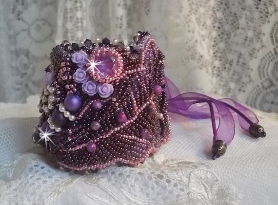 Bracelet Chinese Purple Stone manchette brodé de pierres fine : les Sugilites, des Cristaux de Swarovski, des rocailles et un ruban Organza Violet