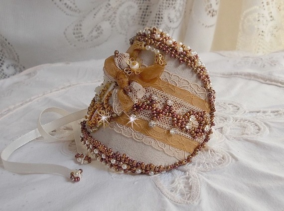 Bracelet Reflets de Rosée manchette brodé avec des perles nacrées, des Cristaux de Swarovski, des rocailles et une dentelle très ancienne