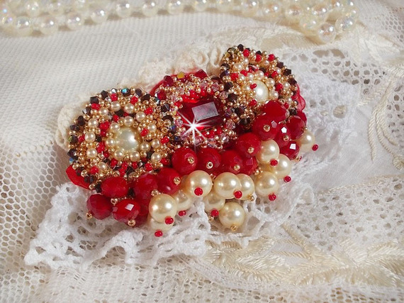Broche Rubis brodée avecun cabochon en verre de bohème des années 1960, des perles nacrées, des Cristaux de Swarovski et des rocailles