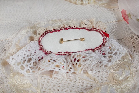 Broche Rubis brodée avecun cabochon en verre de bohème des années 1960, des perles nacrées, des Cristaux de Swarovski et des rocailles