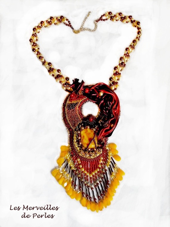 Collier Aura, un dégradé de couleur qui est représenté par un Shibori en soie et une belle pierre fine "l'ambre"