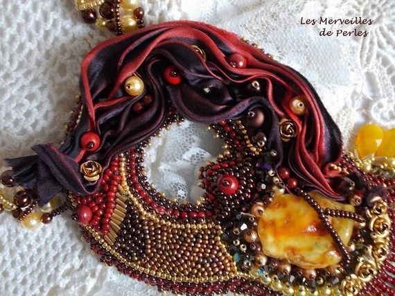 Collier Aura, un dégradé de couleur qui est représenté par un Shibori en soie et une belle pierre fine "l'ambre"