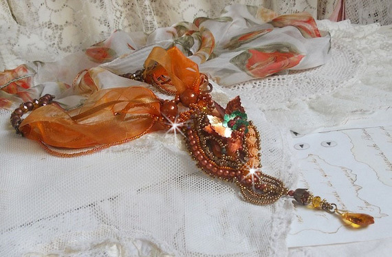 Pendentif  Souffle d'Automne Chic Ethnique, brodée tout en perles et cristal de Swarovski 