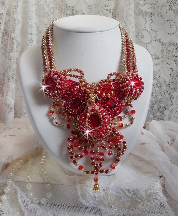 Collier plastron Rubis brodé avec des perles Agate rouge et corail semi-précieux façon Haute-Couture