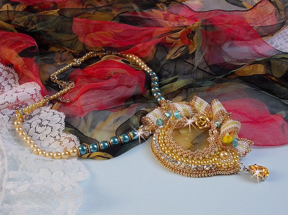 Pendentif Haute-Couture Sunflower Gold brodé avec des rocailles plaqué or 24 carats, une opale de Madagascar et des cristaux de Swarovski.