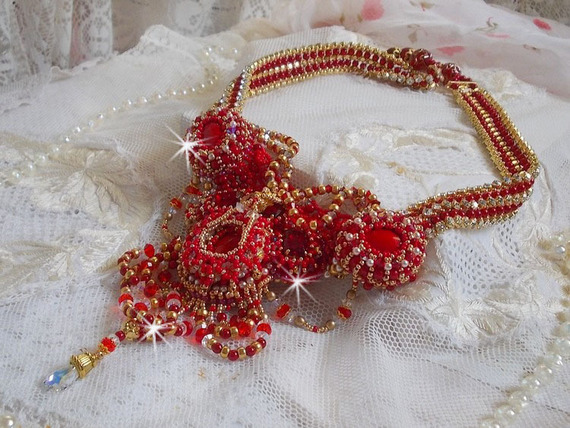 Collier plastron Rubis brodé avec des perles Agate rouge et corail semi-précieux façon Haute-Couture