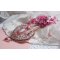 Collier plastron Lys Rose brodé avec une pierre de gemme l'Howlite blanc, rocailles, dentelle et perles diverses façon Haute-Couture