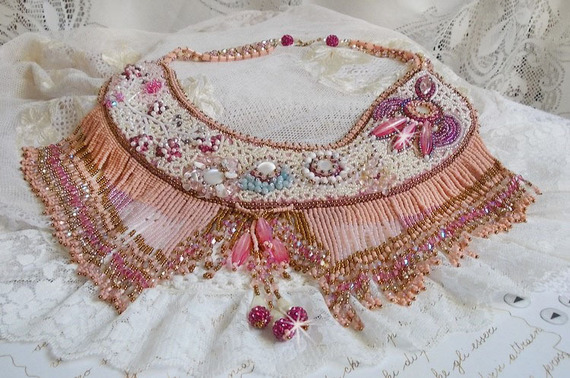 Collier plastron Rose Eternelle brodé avec des pierres semi-précieuse et pleins de perles diverses de qualité