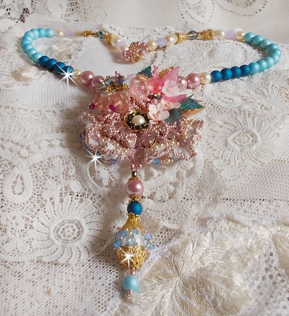 Collier Bohême avec de beaux cristaux de Swarovski, des perles rondes et des rocailles