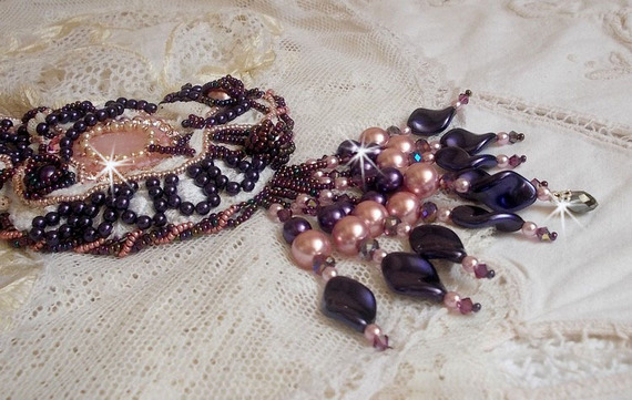 Collier Grace plastron brodé avec cabochon Quart Rose à laquelle s'ajoute perles rondes nacrées, goutte, toupies, rondelles facettées, fermoir et chaînette Argent 925 pour un style Art Nouveau