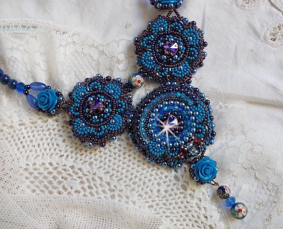 Collier plastron Roses Bleues Royales avec des cristaux de Swarovski et des rocailles