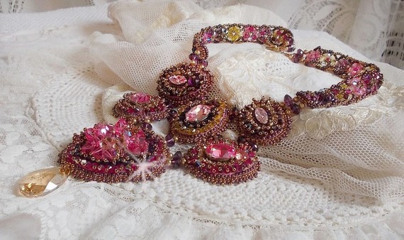 Collier plastron Crystal Majestic Haute-Couture avec des cabochons, toupies en Crystal de Swarovski, des perles en verre et des rocailles de haute qualité