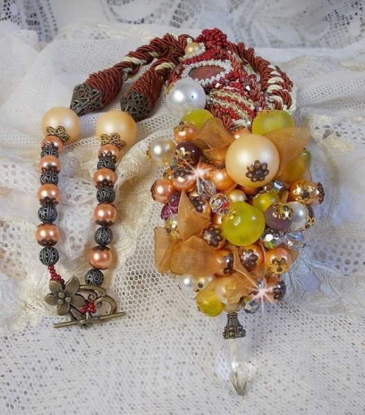 Collier Caresse de Perles brodé de perles diverses 