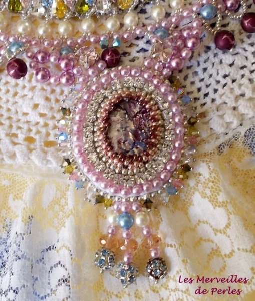 Collier plastron Reine des Nuits, une pluie de merveilleux cristaux et perles nacrées 