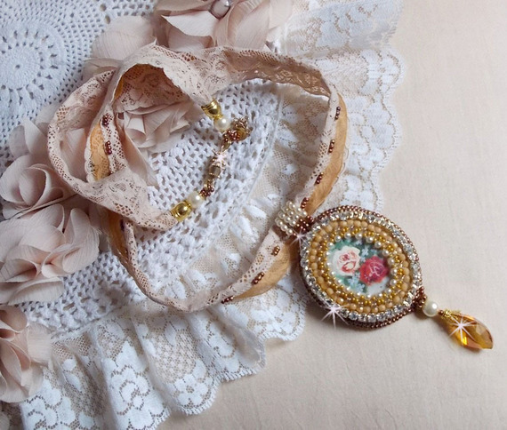 Collier pendentif Reflets de Rosée, perles nacrées, cristal de Swarovski et dentelle.