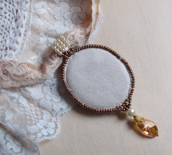 Collier pendentif Reflets de Rosée, perles nacrées, cristal de Swarovski et dentelle.