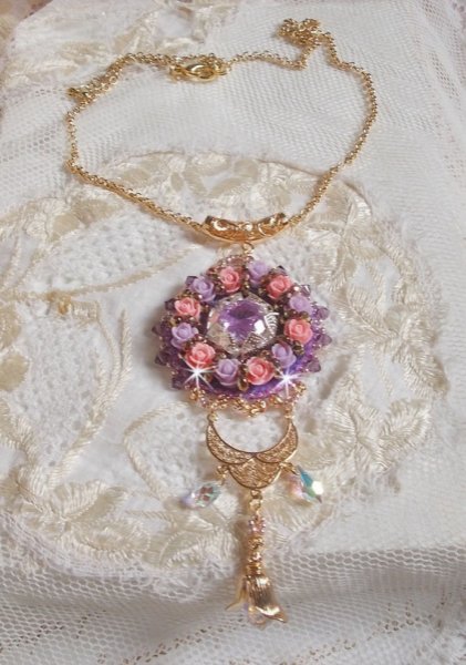 Collier pendentif Glace Purple brodé avec des cristaux de Swarovski 