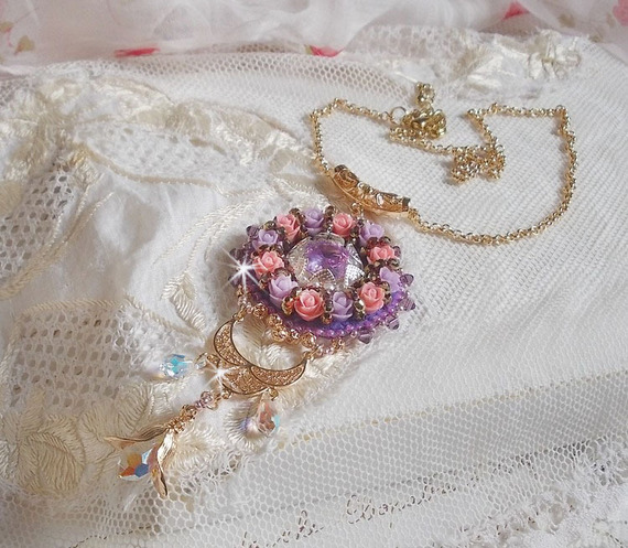 Collier pendentif Glace Purple brodé avec des cristaux de Swarovski 
