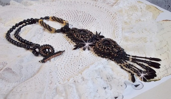 Collier pendentif Habit Noir brodé avec des pierres onyx et de très belles perles