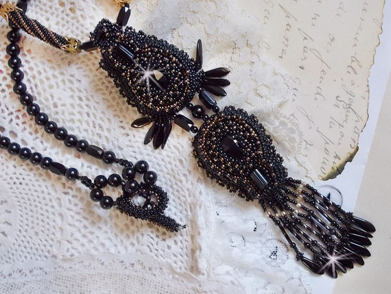 Collier pendentif Habit Noir brodé avec des pierres onyx et de très belles perles