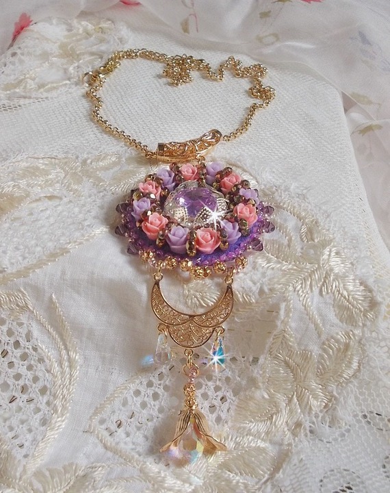 Collier pendentif Glace Purple brodé avec des cristaux de Swarovski 