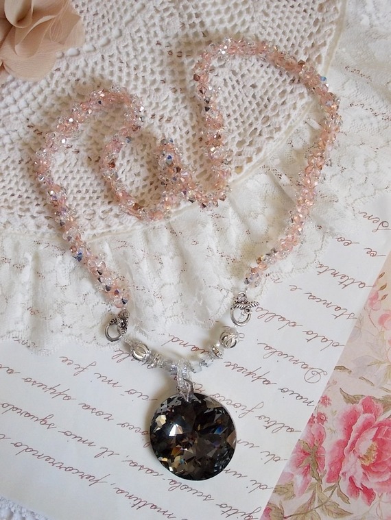 Collier pendentif Coco brodé avec des cristaux de Swarovski et un médaillon cristal fumé