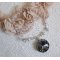 Collier pendentif Coco brodé avec des cristaux de Swarovski et un médaillon cristal fumé