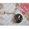 Collier pendentif Coco brodé avec des cristaux de Swarovski et un médaillon cristal fumé