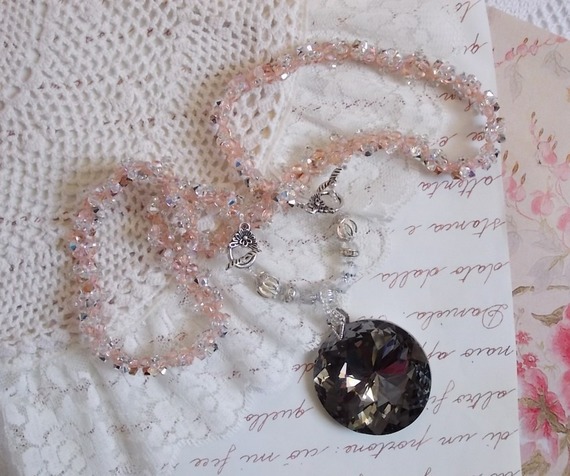 Collier pendentif Coco brodé avec des cristaux de Swarovski et un médaillon cristal fumé