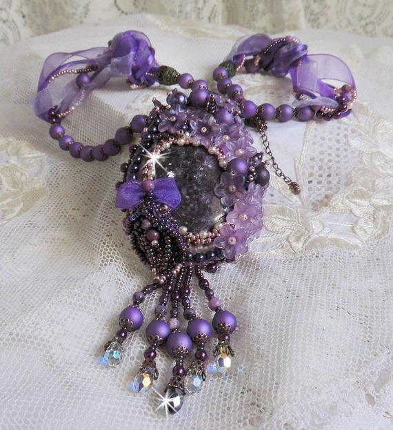 Collier pendentif Chinese Purple Stone brodé avec des pierres fines les Sugilites
