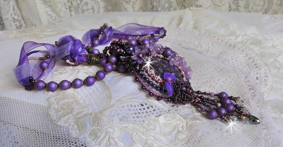 Collier pendentif Chinese Purple Stone brodé avec des pierres fines les Sugilites