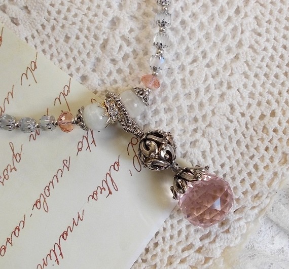 Collier pendentif Rose Irisée  brodée de cristaux de Swarovski, de l'argent 925 et des pierres de Lune