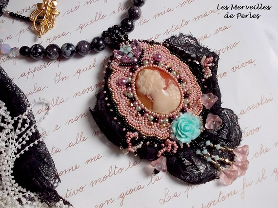 Collier pendentif Marquise brodé des perles nacrées, une très belle dentelle, un bijou somptueux 
