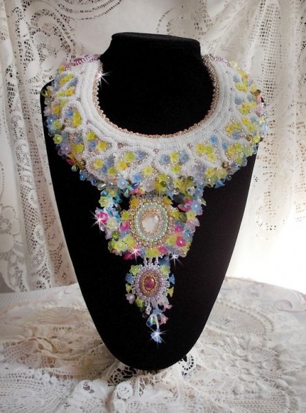 Collier plastron Envolée Fleurie, fleurs en lucite, perles et rocailles brodé façon Haute-Couture