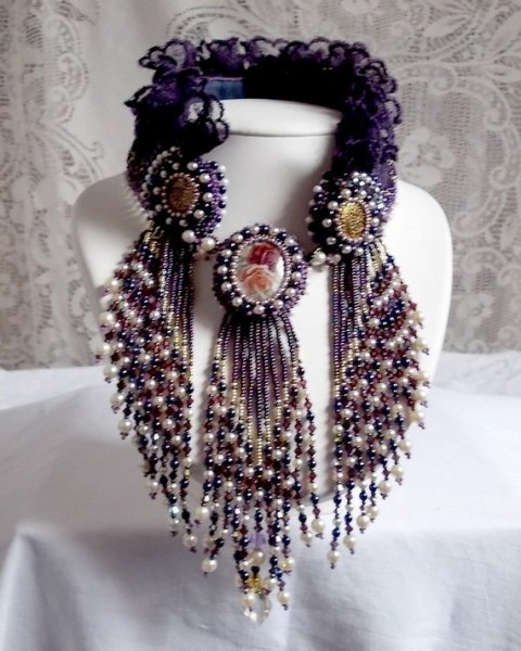 Collier plastron Les Merveilles D'Antan, inspiration belle époque avec une dentelle violette et de très belles perles brodé façon Haute-Couture.